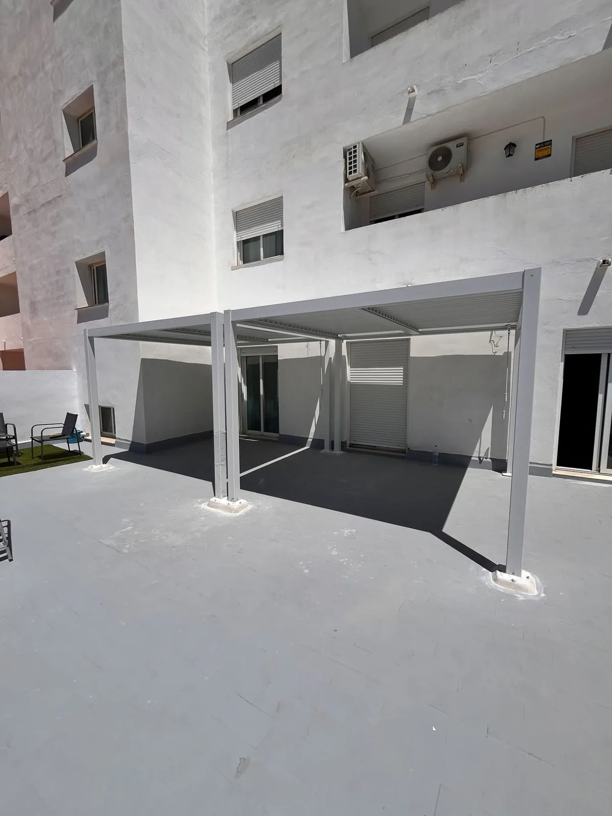 Aluminium bioclimatic pergola fixed to the facade, general view