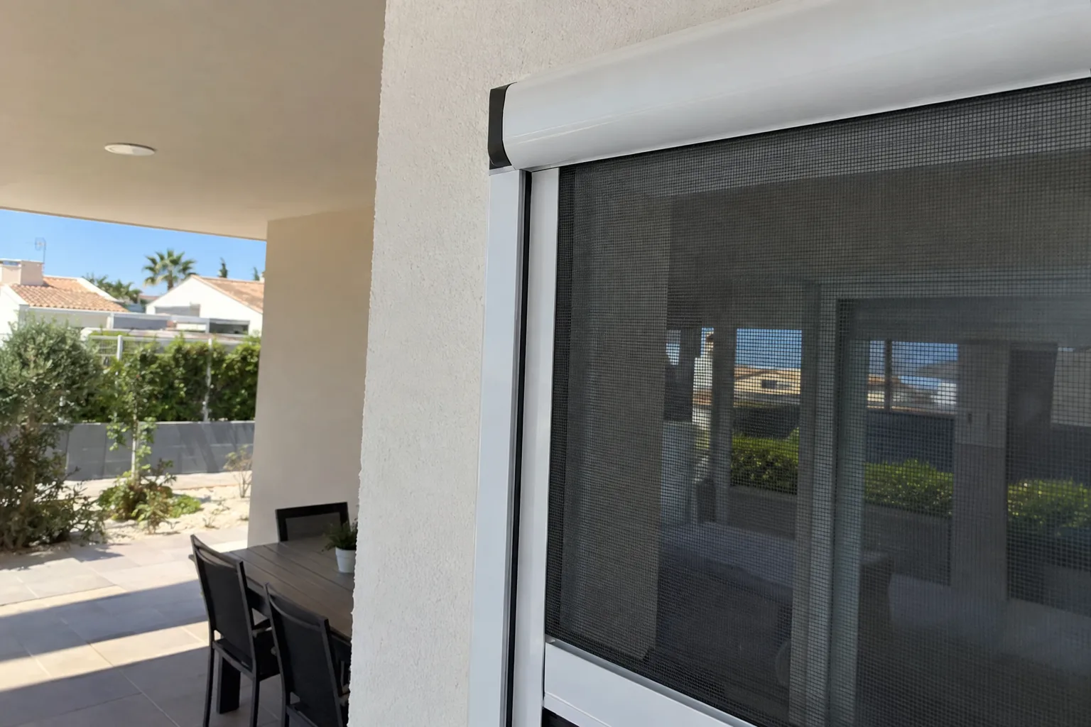 Mosquitera a medida instalada en una ventana o puerta