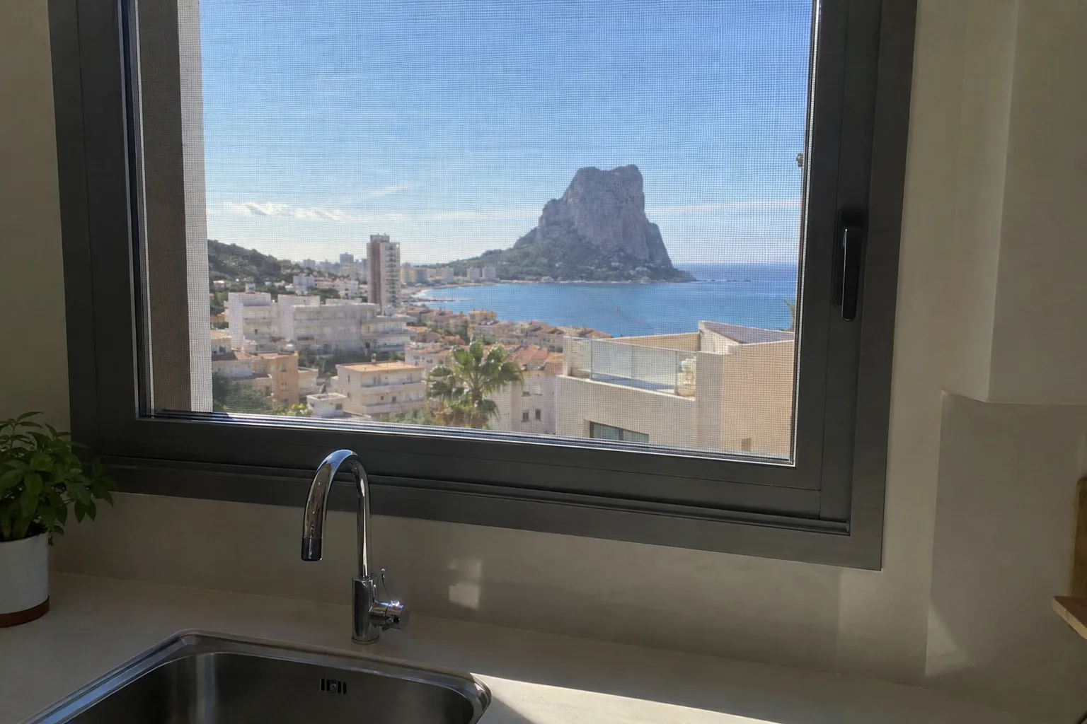 Mosquitera a medida instalada en una ventana o puerta