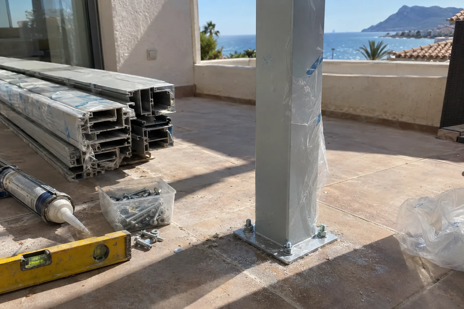 Montaje de una pérgola bioclimática, con la estructura a medio armar