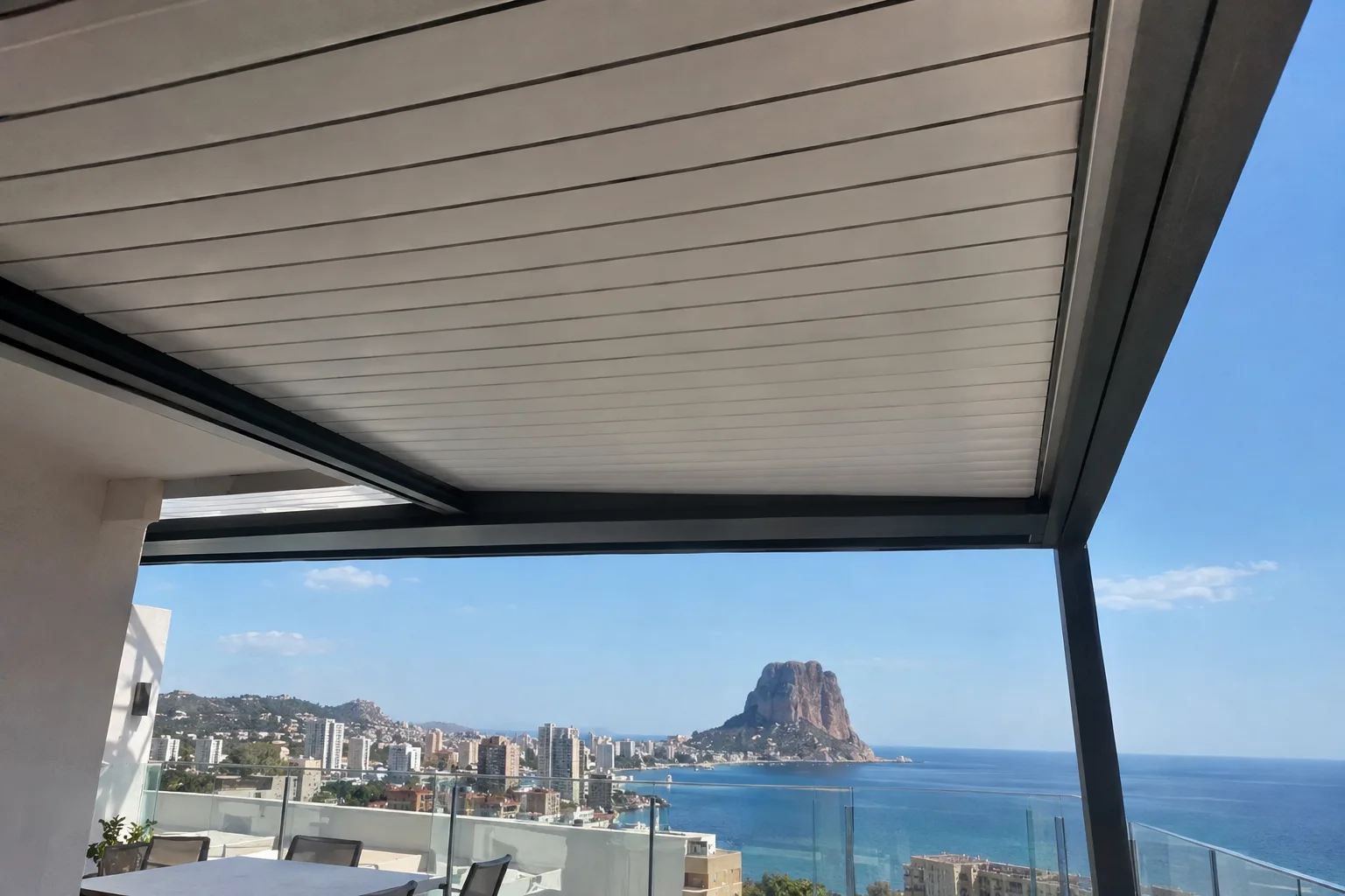 Pérgola bioclimática de aluminio instalada y en uso