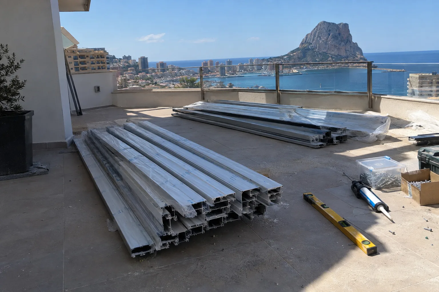 Montaje de una pérgola bioclimática, con la estructura a medio armar