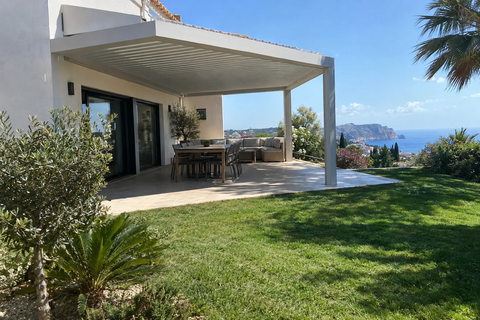 Pérgola bioclimática de aluminio instalada y en uso