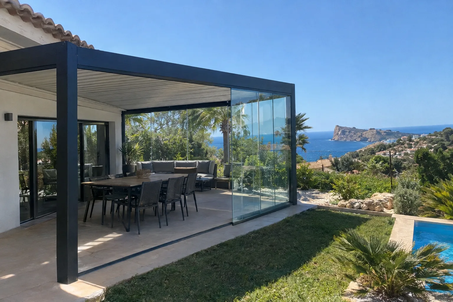 Pérgola bioclimática de aluminio instalada y en uso