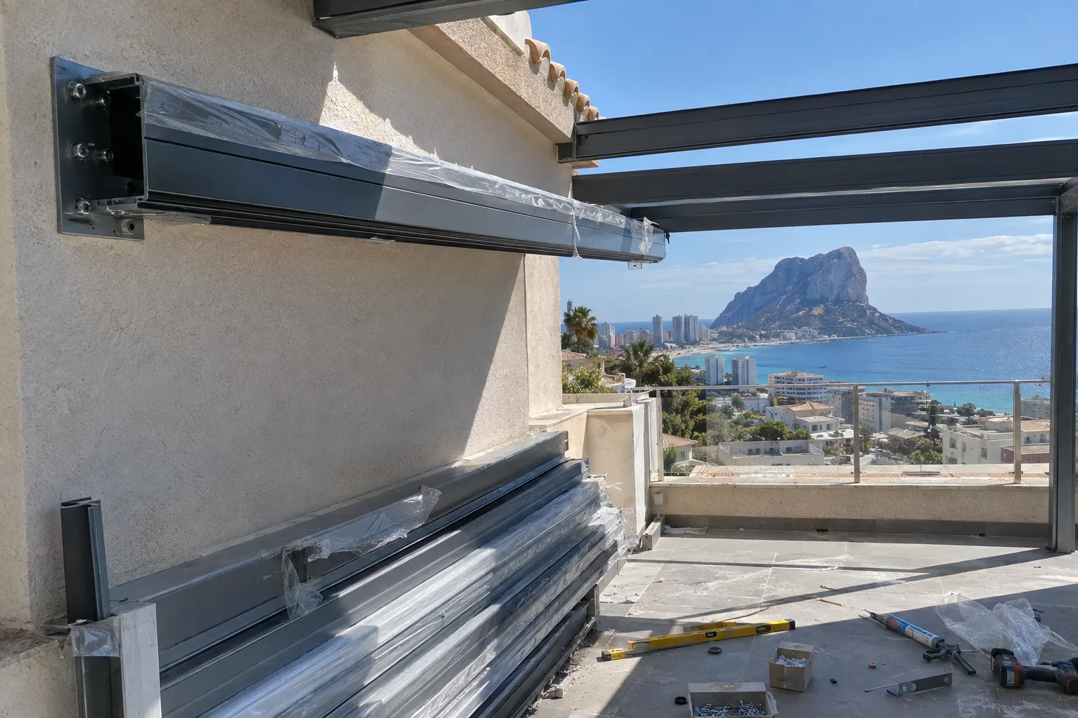 Montaje de un techo de terraza, con las guías a medio colocar