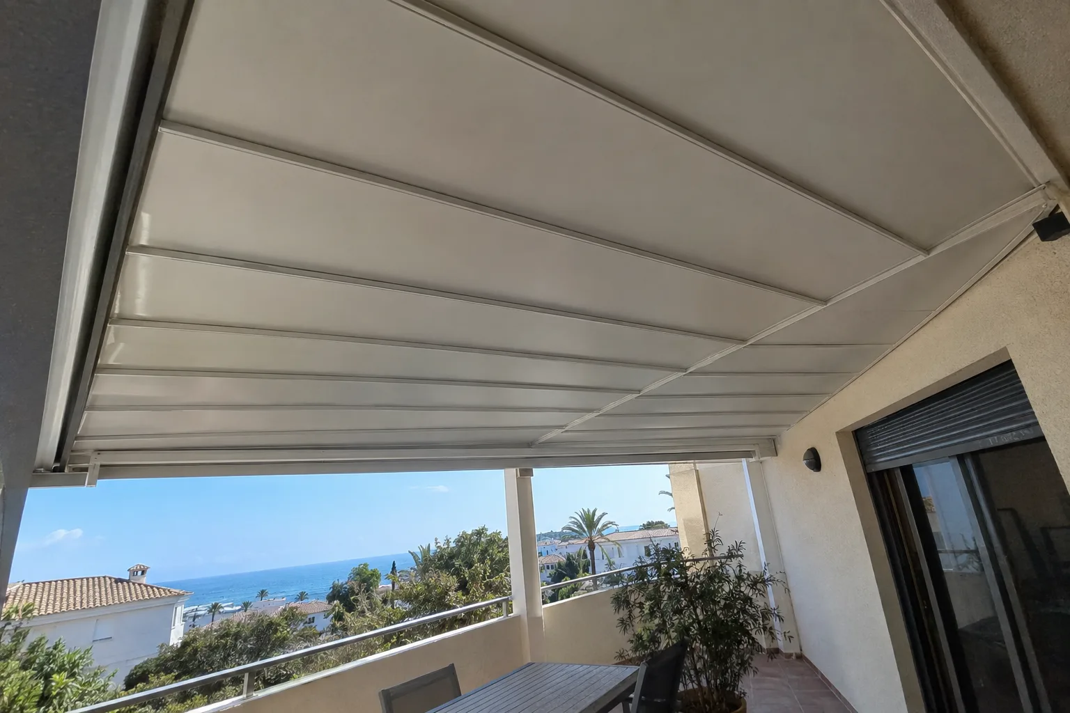 Techo móvil o de aluminio instalado sobre una terraza