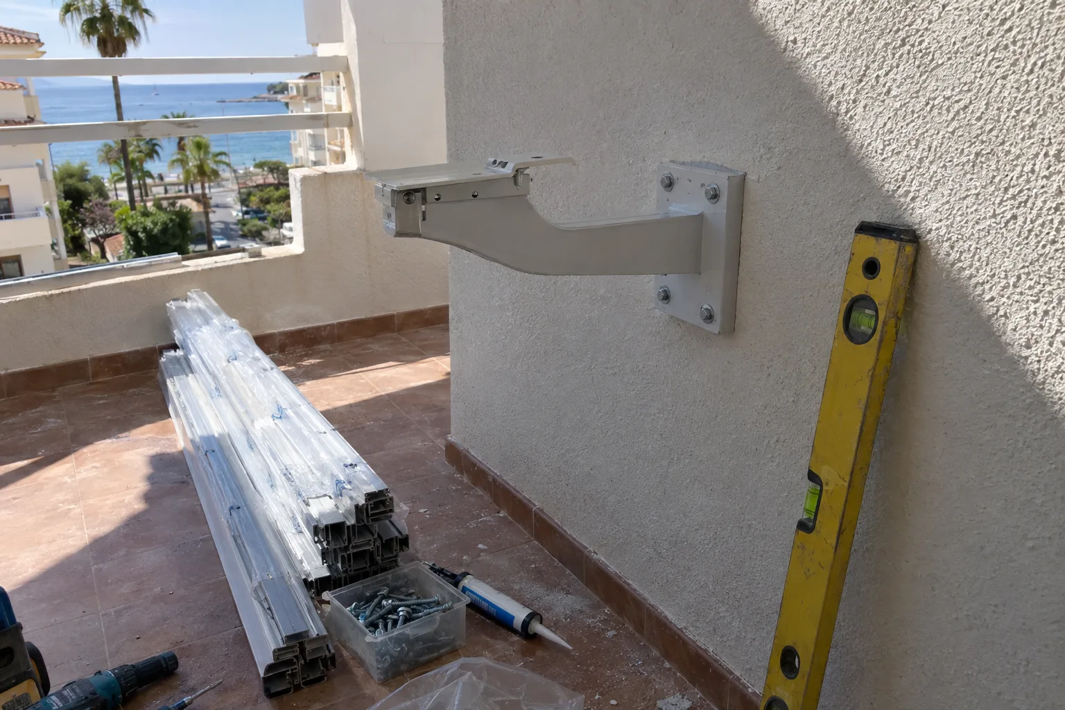 Montaje de un toldo, con el soporte y la lona a medio colocar