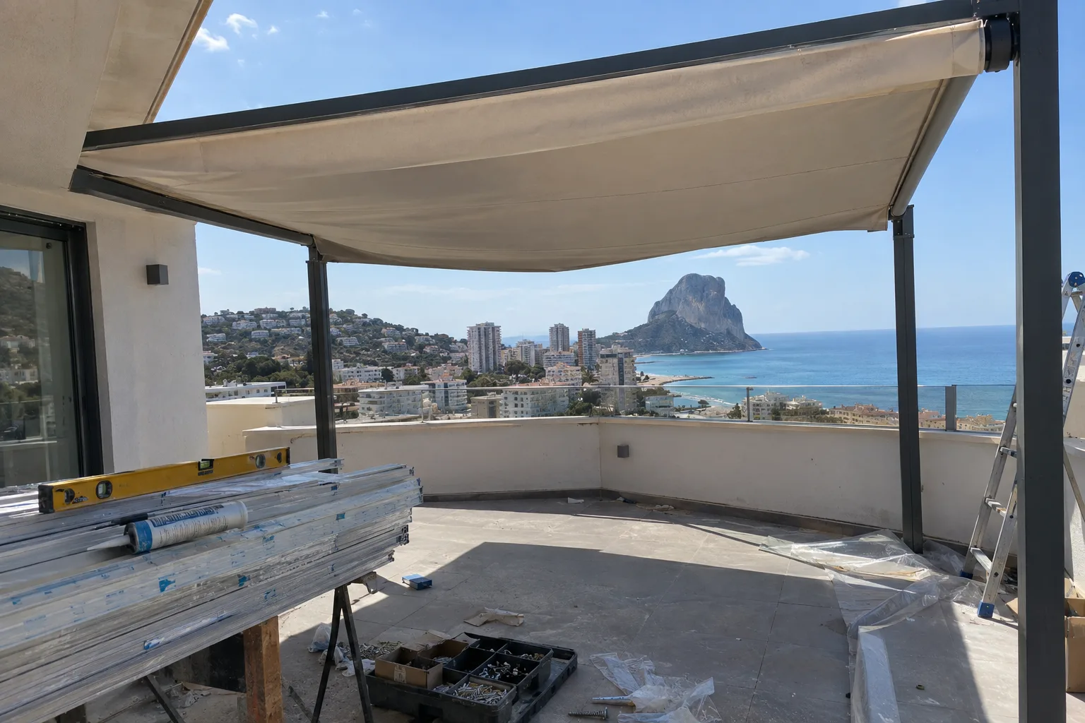 Montaje de un toldo, con el soporte y la lona a medio colocar