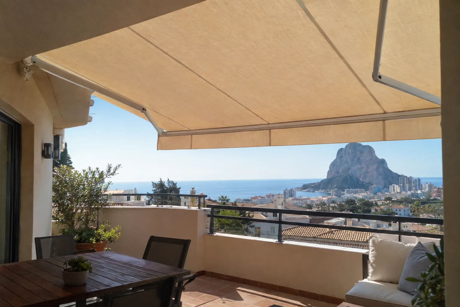 Toldo instalado y en uso sobre una terraza